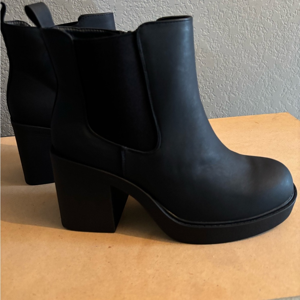 Torrid boots new